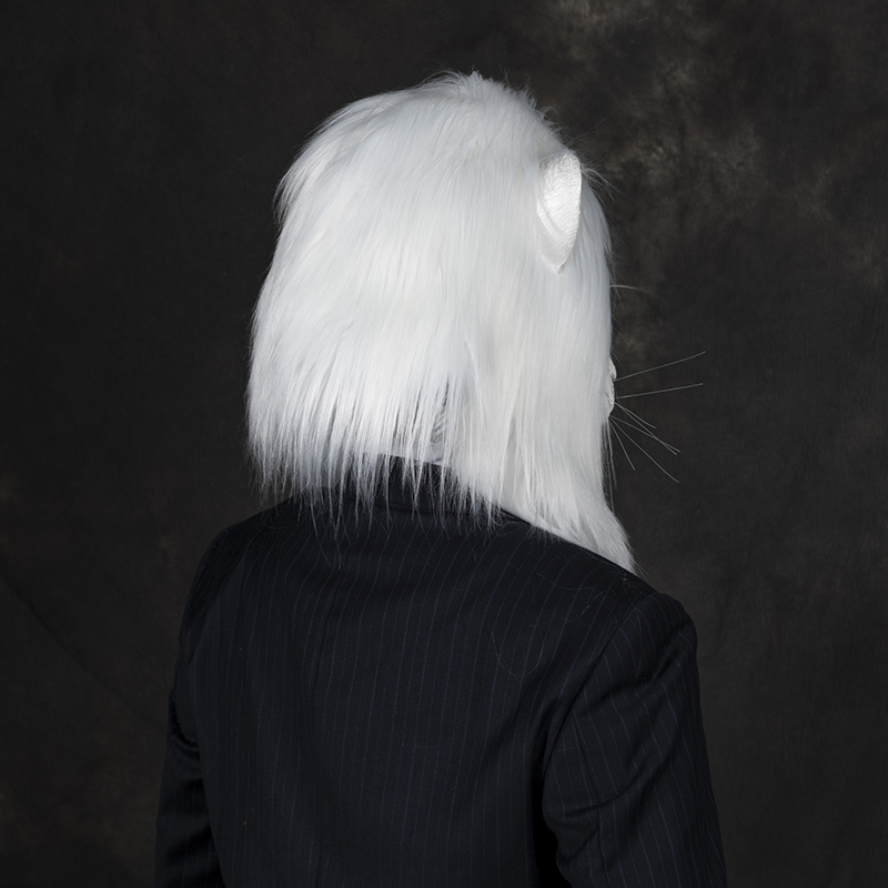 The white lion, dressed in a suit, was mysterious and imposing, drawing much attention. Item Picture