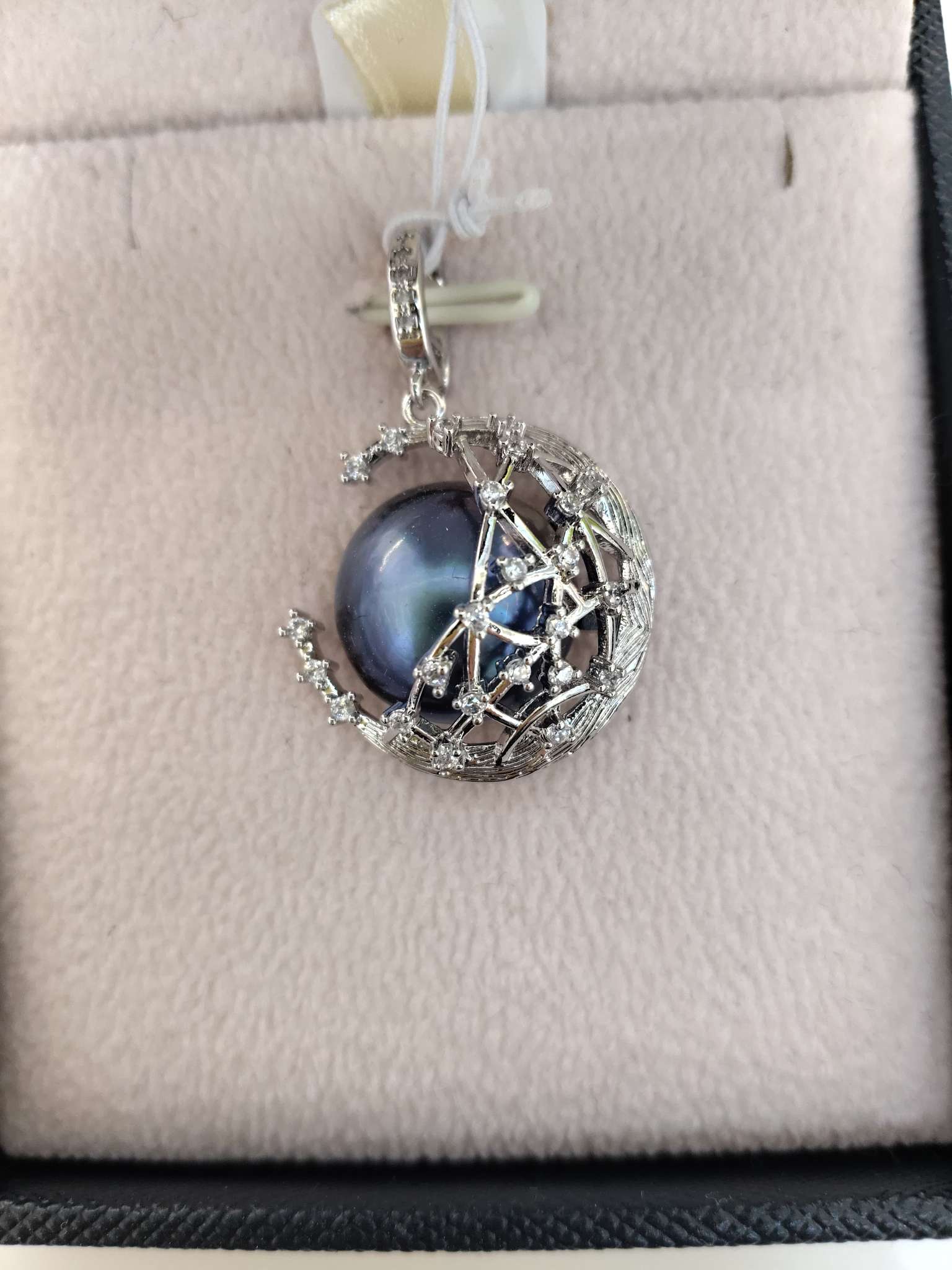 A starry sky blue pearl pendant