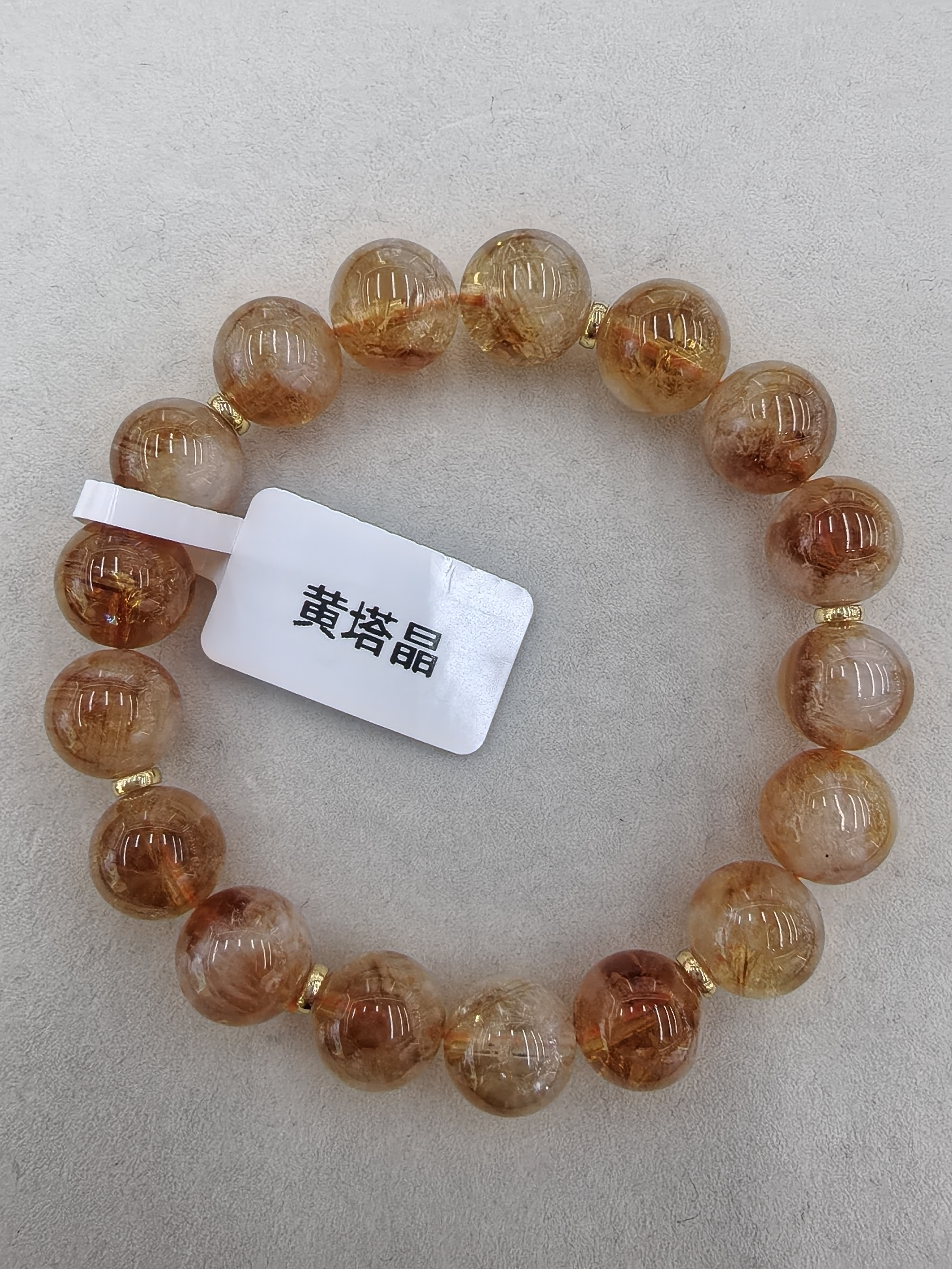 黄塔晶，又称“金字塔水晶”或“黄水晶托帕石”，是一种因内部包裹特殊金字塔状矿物结构而闻名的硅酸盐矿。