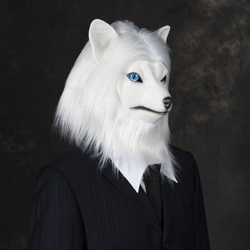 The man wearing a white fox mask in a suit exudes an air of mystery and has sparked heated discussions. details Picture
