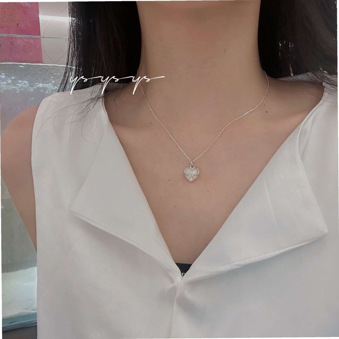 The pure silver shell heart-shaped bow necklace is simple and versatile, with a designed version