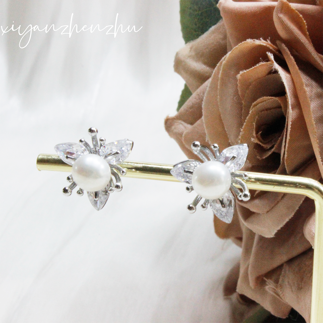 Schwa French high-end, light luxury, shining and elegant pearl earrings, flower center pearl necklace detail image 4