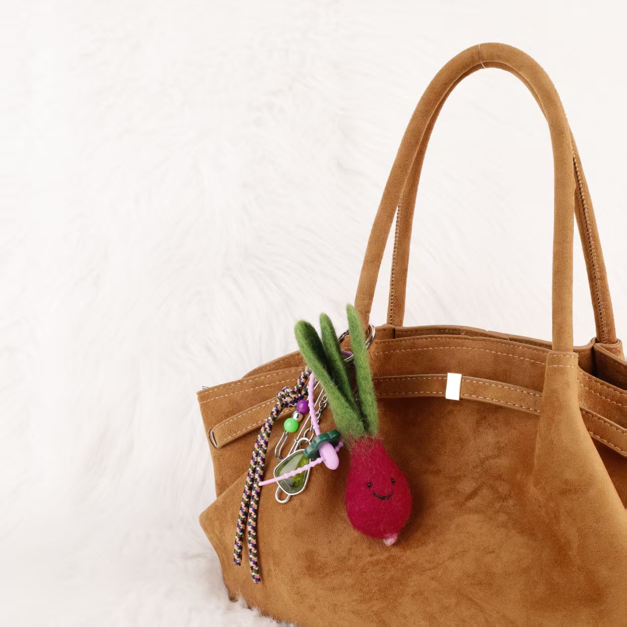 尼泊尔抱花小羊羊毛毡玩偶包包挂件立体毛绒车钥匙扣生日礼物挂饰挂件细节图