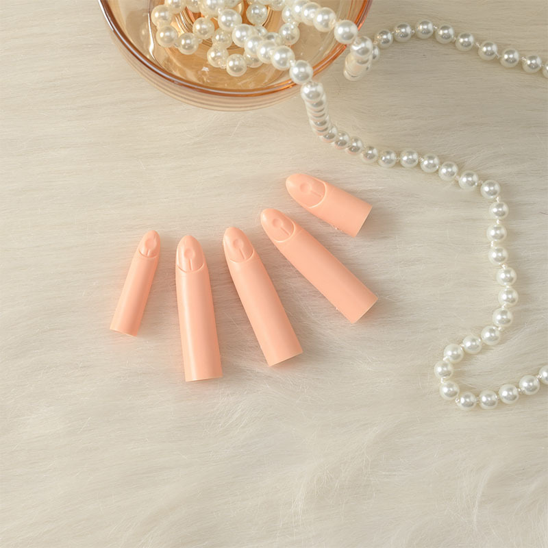 The new detachable practice prosthetic hand for nail art is made of silicone with movable palm and fingers and nail plates detail image 6