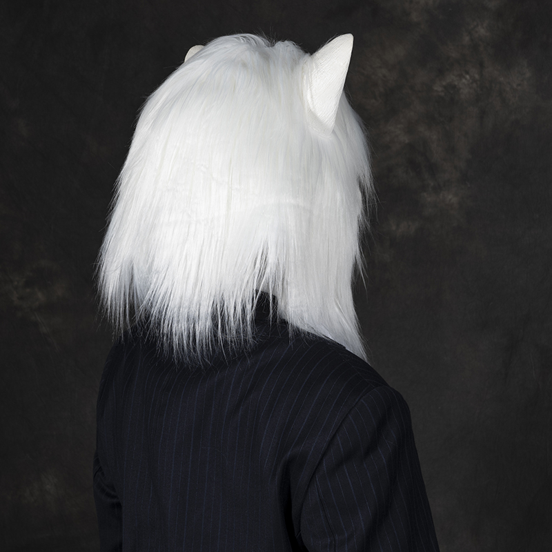 The man wearing a white fox mask in a suit exudes an air of mystery and has sparked heated discussions. Item Picture