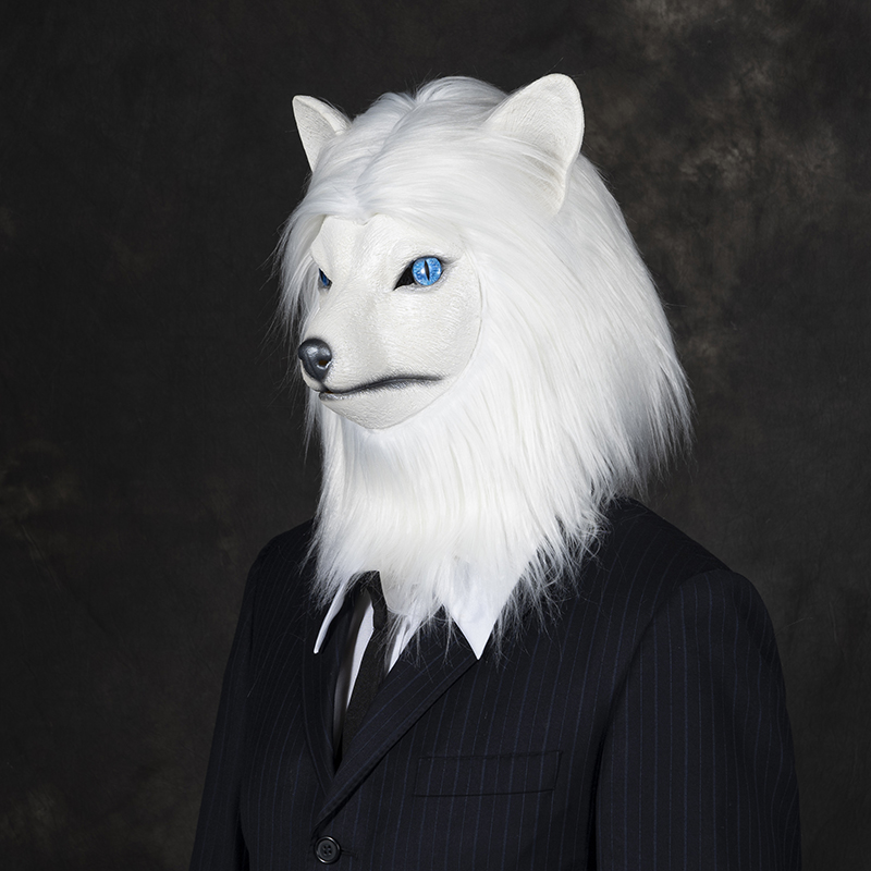 The man wearing a white fox mask in a suit exudes an air of mystery and has sparked heated discussions. Specification image