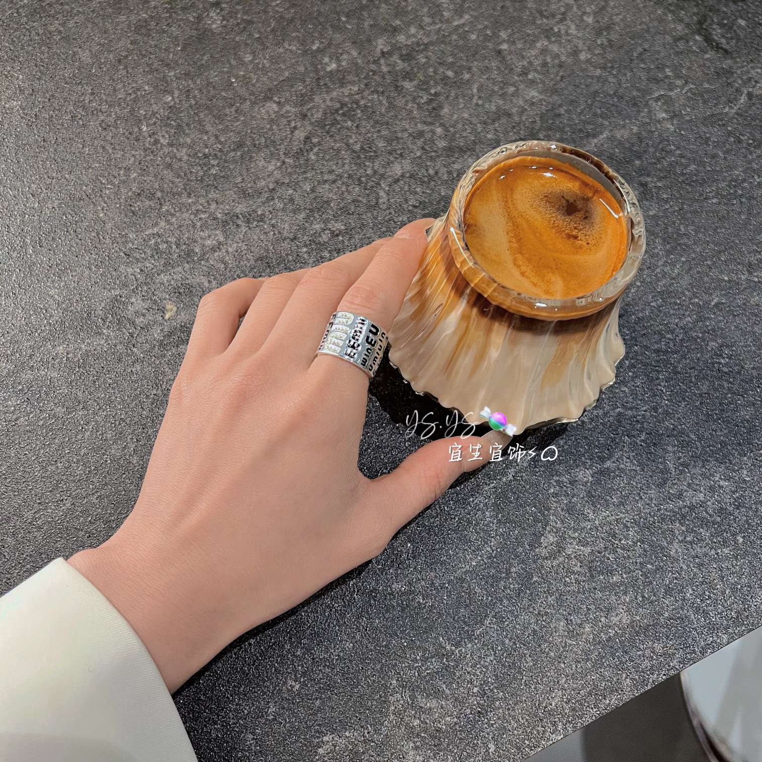 مجموعة متنوعة من الحلي ذات الخواتم الفضية من أجل الموضة Item Picture