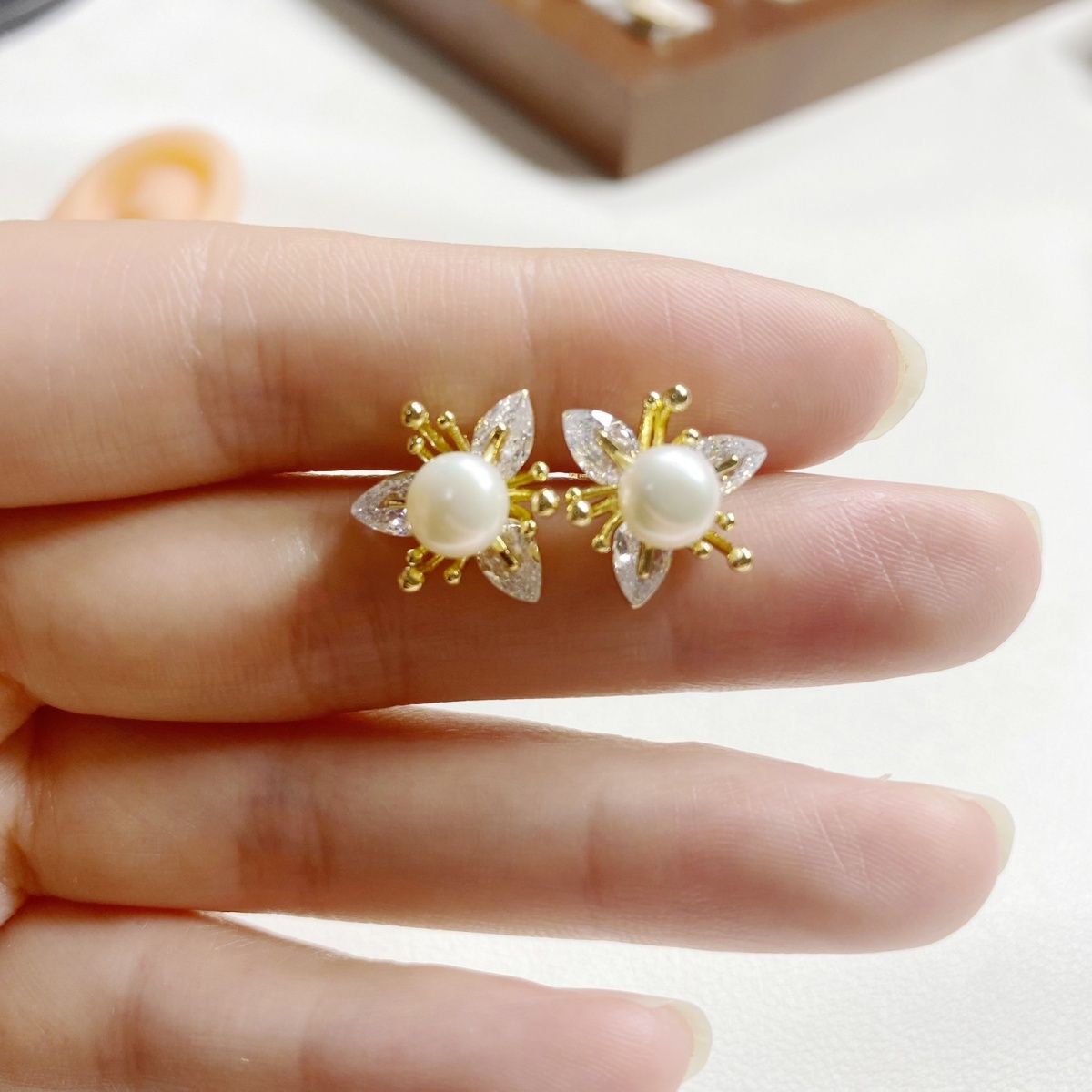 Schwa French high-end, light luxury, shining and elegant pearl earrings, flower center pearl necklace Application Scenario