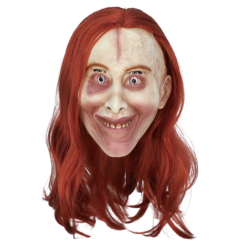 A strange red-haired mask made a terrifying appearance, and its eerie smile sparked heated discussions