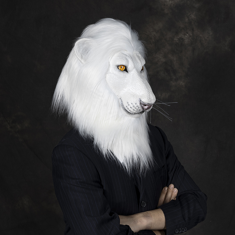 The white lion, dressed in a suit, was mysterious and imposing, drawing much attention. details Picture