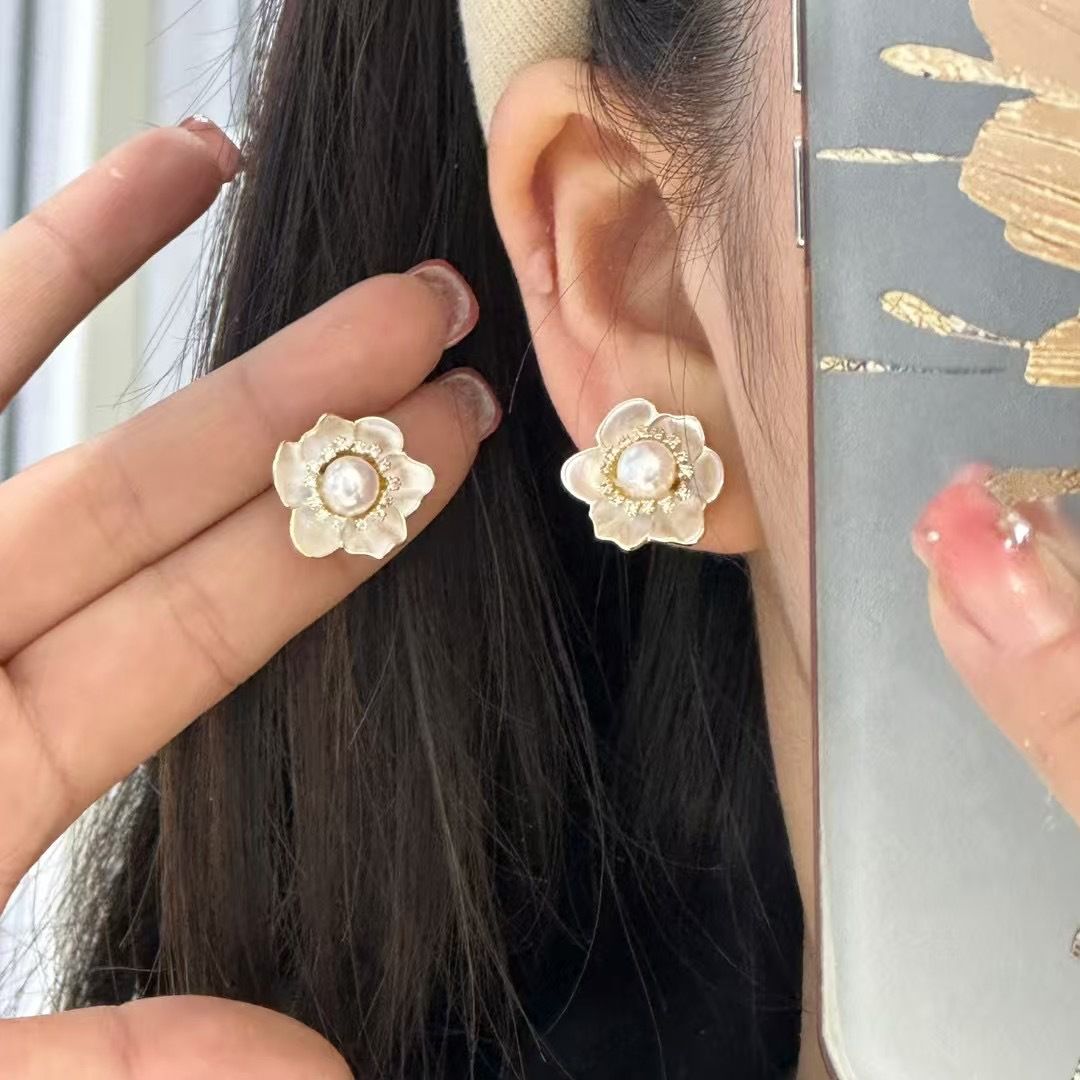 French light luxury and high-end style, exquisite zircon stud earrings, niche and fashionable style, freshwater pearl earrings, women's pearl necklace, necklace jewelry detail image 3