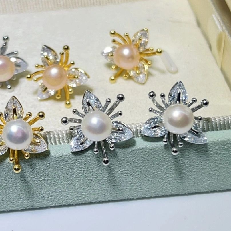 Schwa French high-end, light luxury, shining and elegant pearl earrings, flower center pearl necklace details Picture
