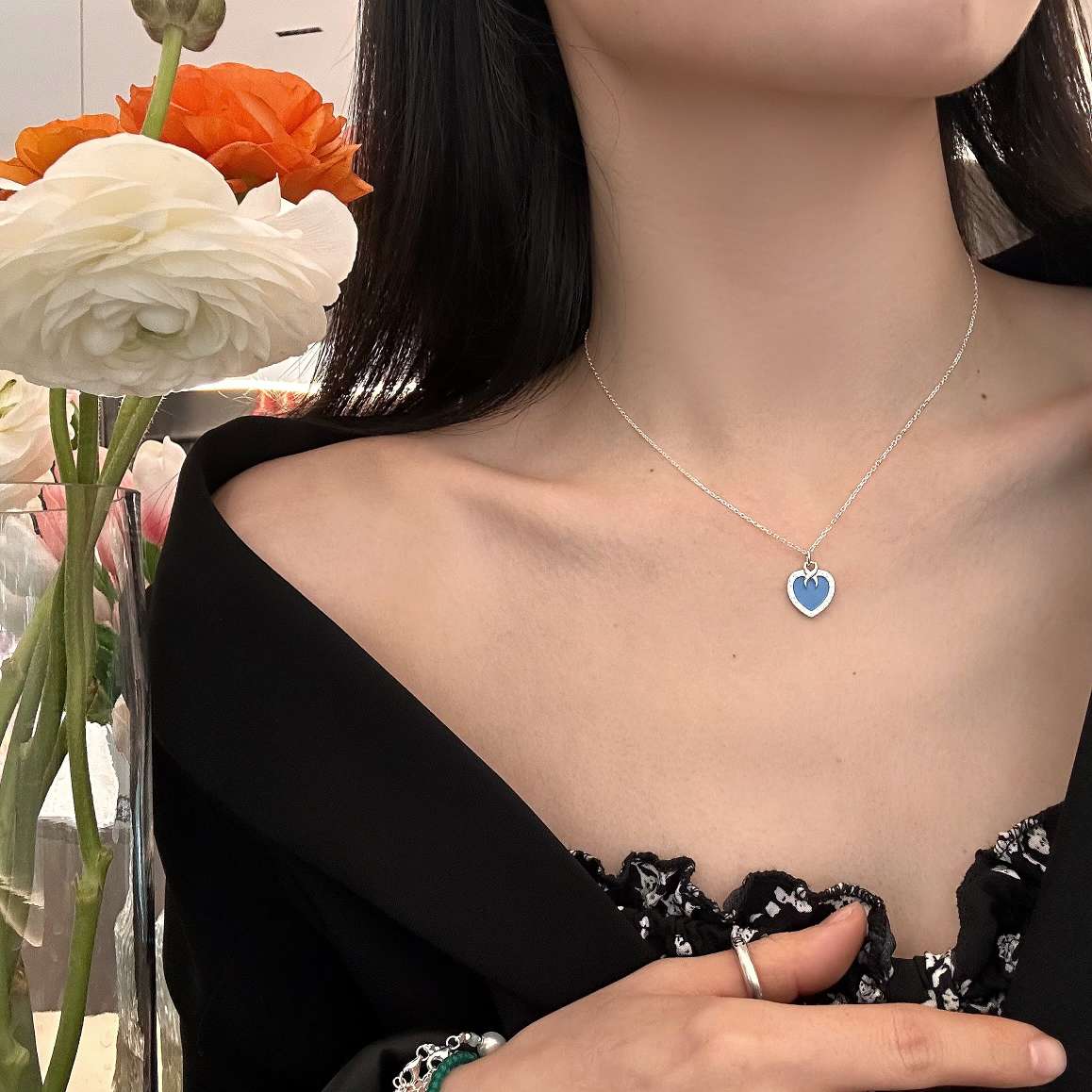 This pure silver blue heart-shaped necklace is a versatile design. It's a perfect gift for your girlfriend details Picture