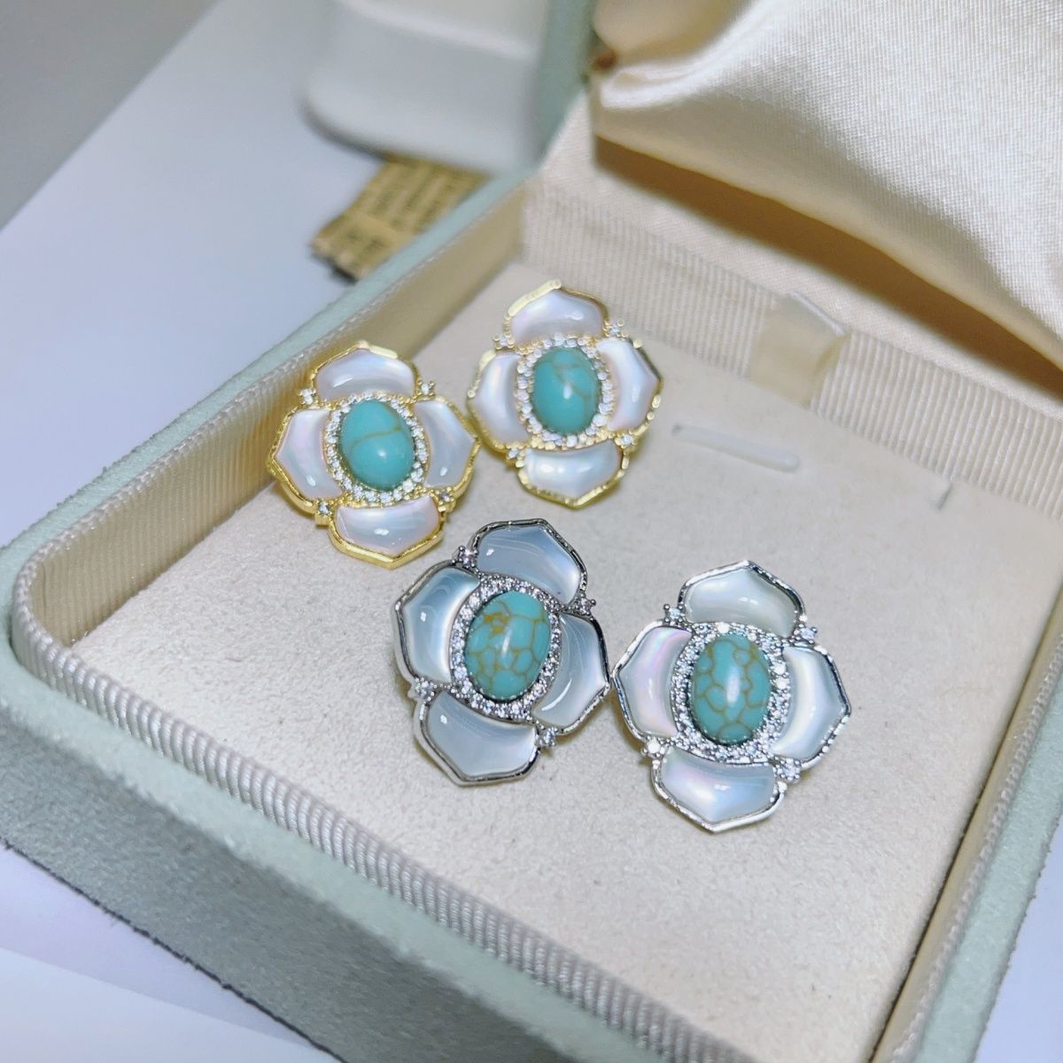 Heavy industry light luxury style, niche high-end feel earrings, court-style shell four-leaf clover earrings, imitation turquoise jade, four colors to choose from detail image 3