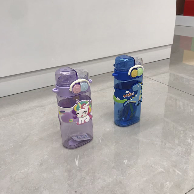 双盖双饮卡通儿童水杯 便携背带安全锁扣 食品级无异味高颜值大容量吸管杯详情4