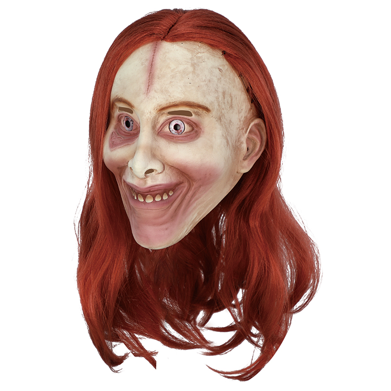 A strange red-haired mask made a terrifying appearance, and its eerie smile sparked heated discussions Specification image