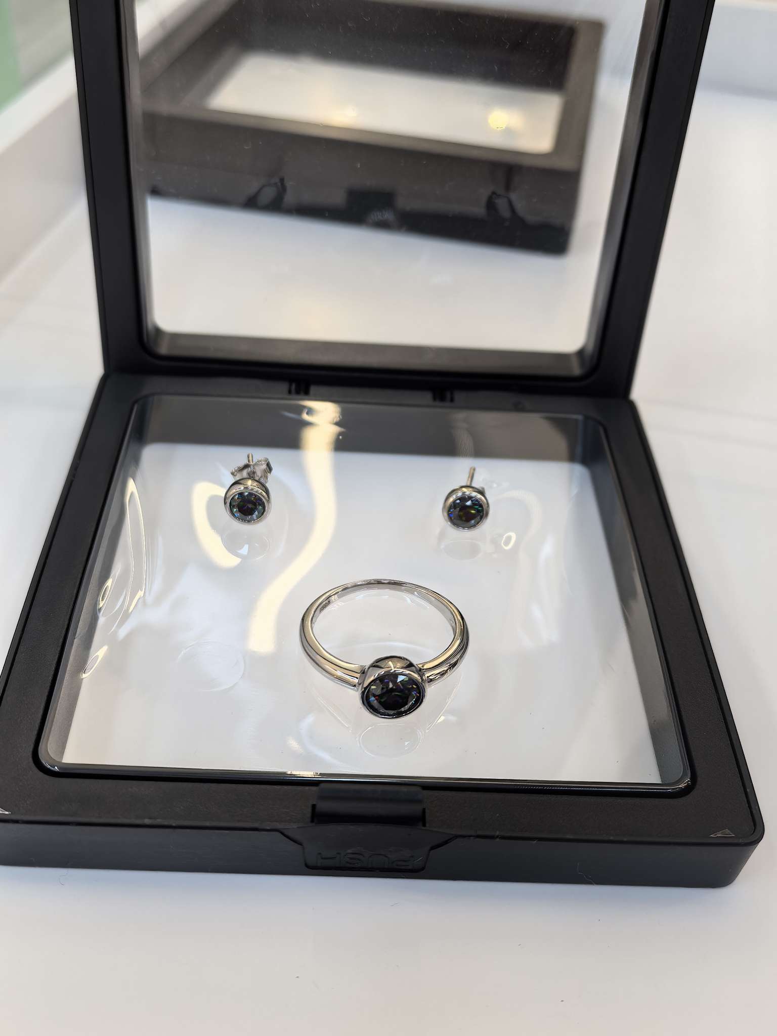 饰品首饰套装  莫桑钻耳钉戒指两件套  时尚百搭  女款送礼