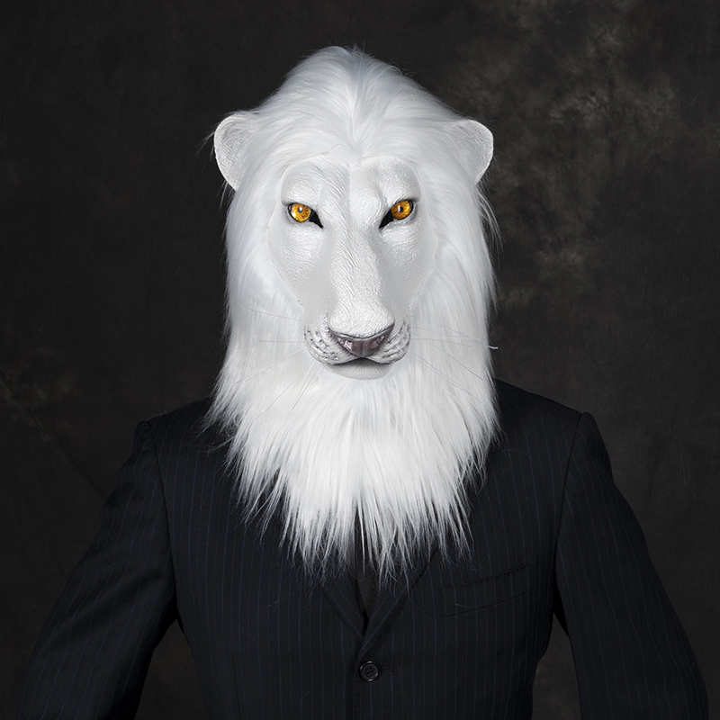 The white lion, dressed in a suit, was mysterious and imposing, drawing much attention.