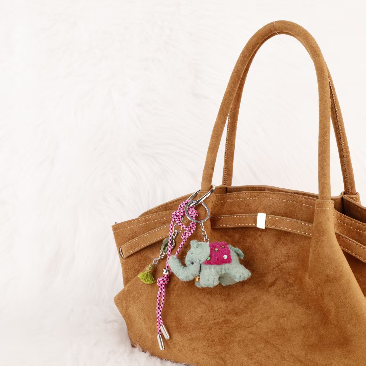 尼泊尔抱花小羊羊毛毡玩偶包包挂件立体毛绒车钥匙扣生日礼物挂饰挂件白底实物图