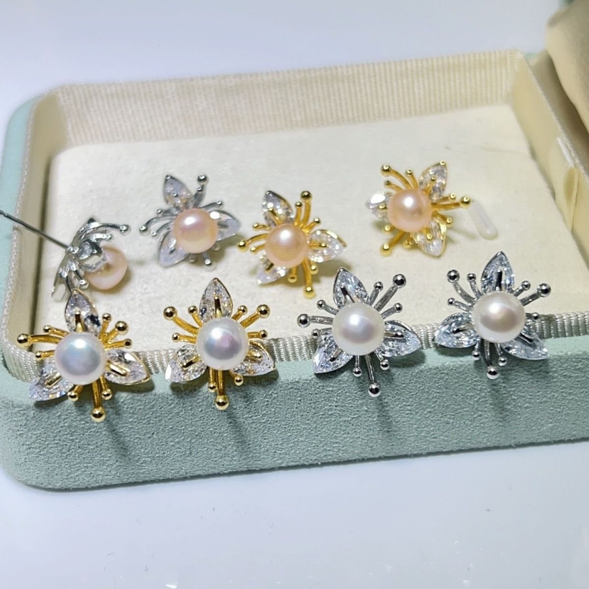 Schwa French high-end, light luxury, shining and elegant pearl earrings, flower center pearl necklace