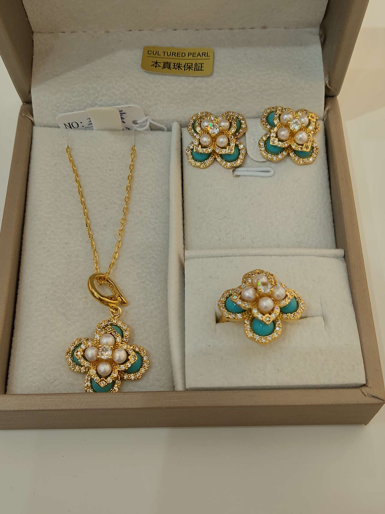 Four-leaf clover pearl Three-piece set