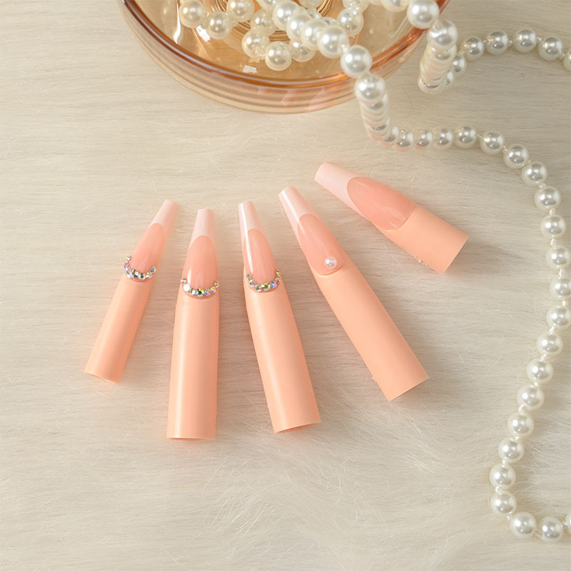 The new detachable practice prosthetic hand for nail art is made of silicone with movable palm and fingers and nail plates detail image 7