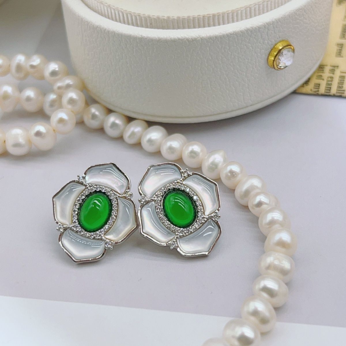 Heavy industry light luxury style, niche high-end feel earrings, court-style shell four-leaf clover earrings, imitation turquoise jade, four colors to choose from detail image 4