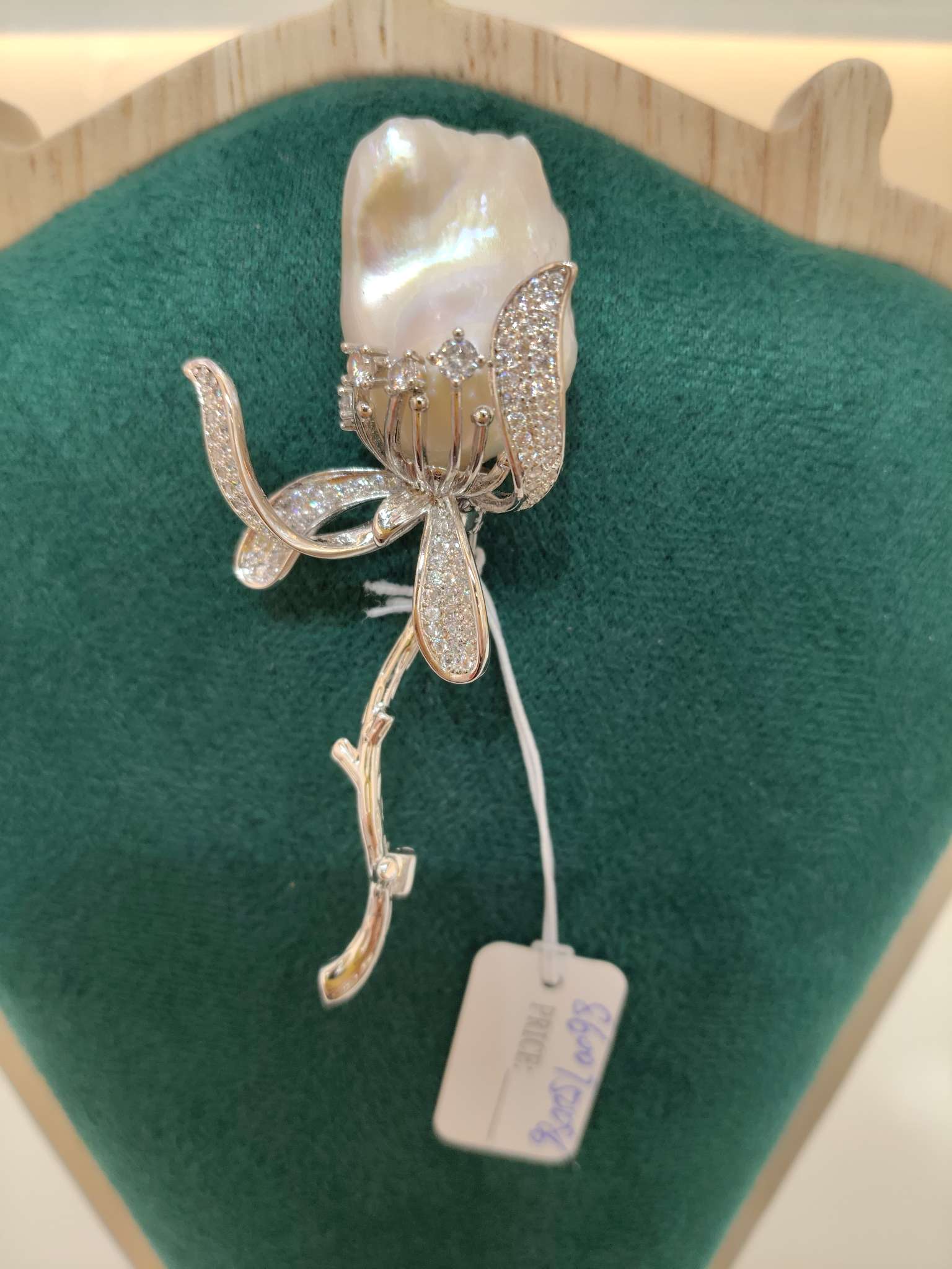 Rose-shaped pearl brooch