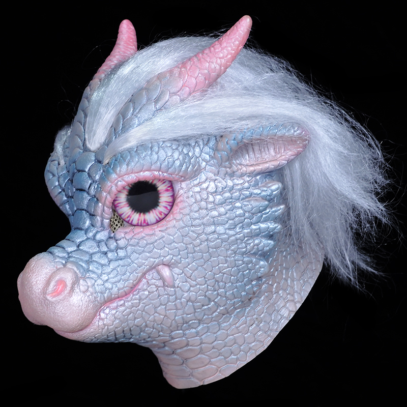 The dreamy dragon mask made a stunning debut. The blue and pink color combination is extremely cute, and the exquisite details have sparked heated discussions. Item Picture
