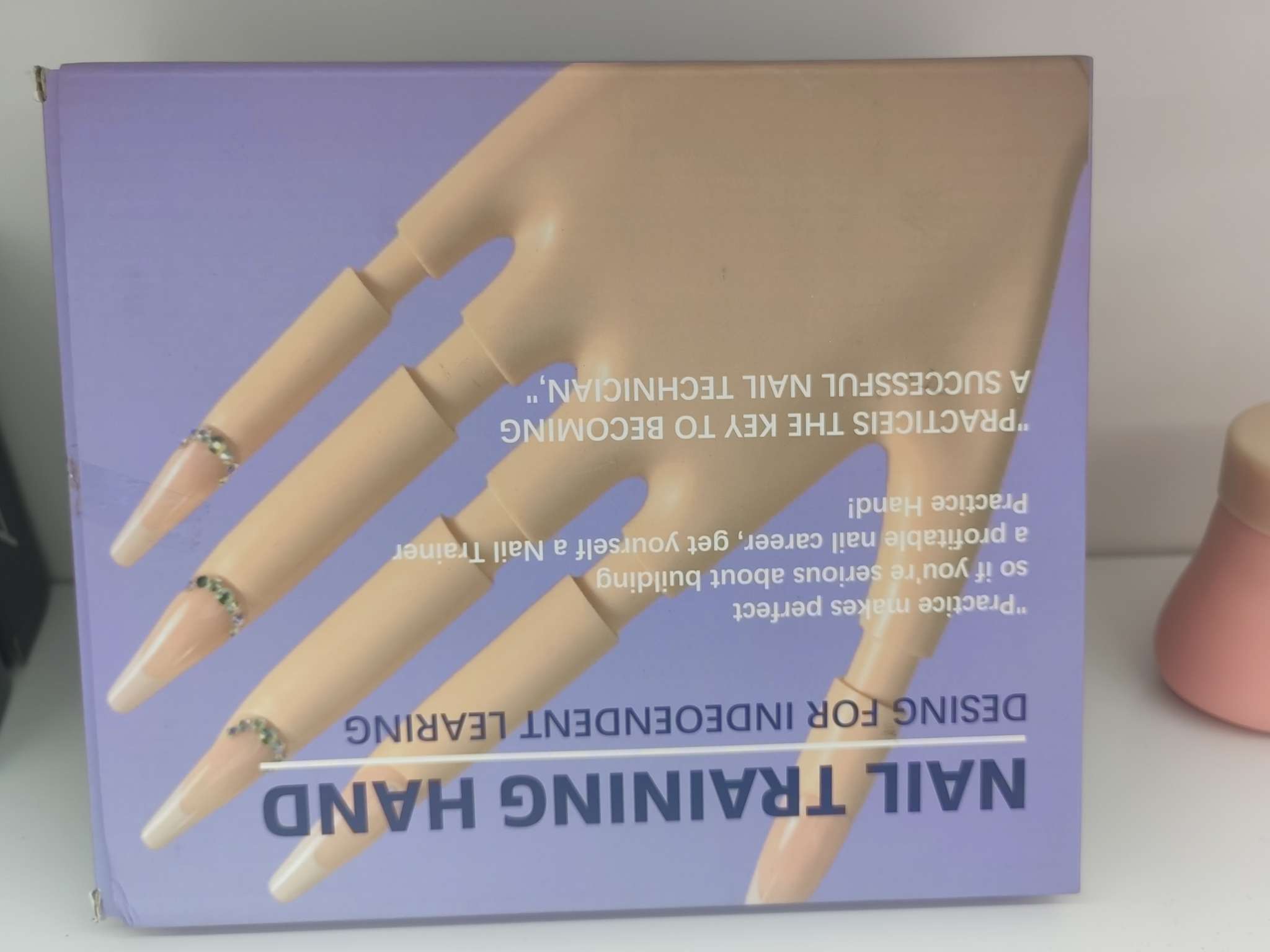 The new detachable practice prosthetic hand for nail art is made of silicone with movable palm and fingers and nail plates detail image 2