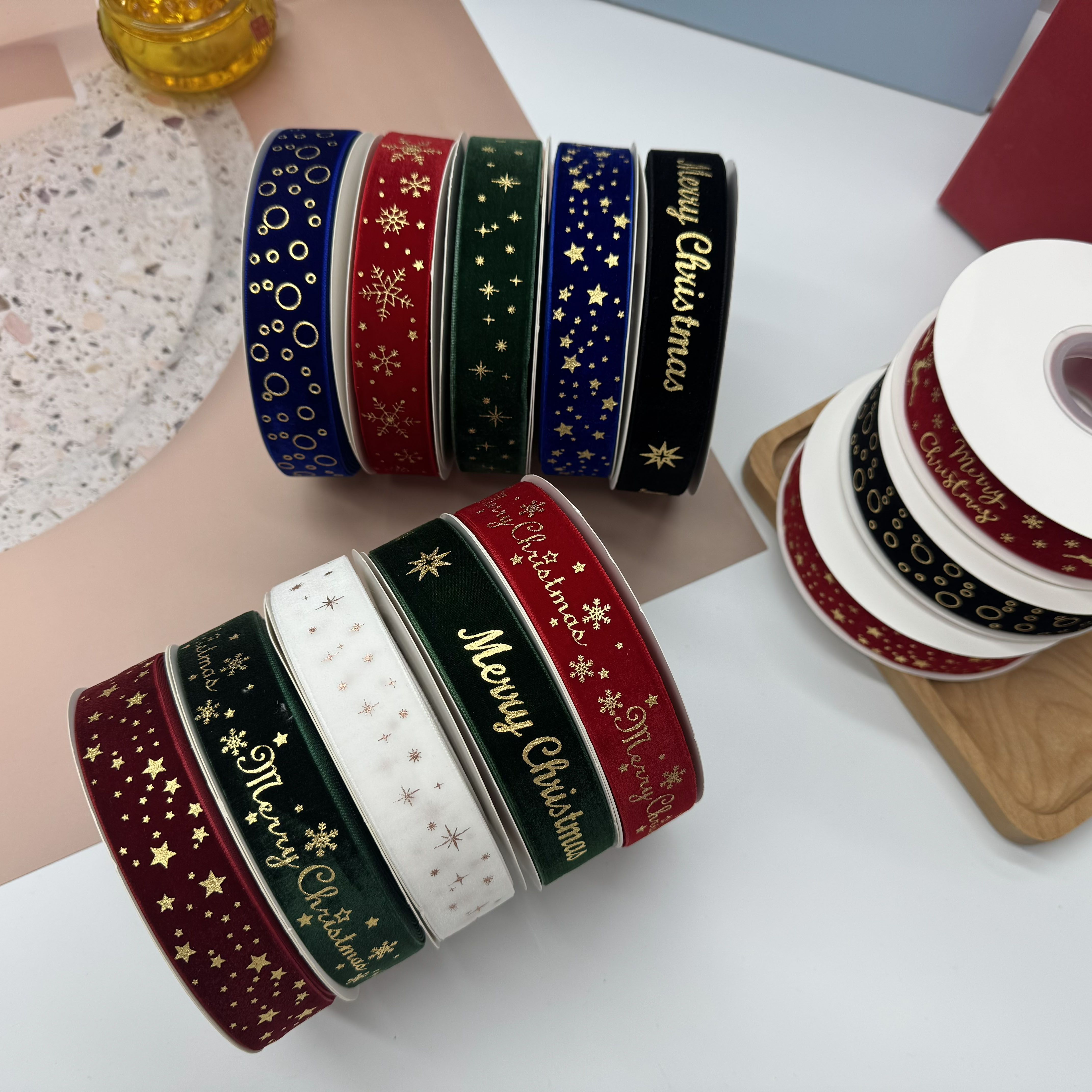 2.5 cm fleece ribbon, gold embossed best-selling Christmas ribbon, fleece ribbon, gift box decoration area, DIY handmade bow, woven ribbon, colorful ribbon Application Scenario