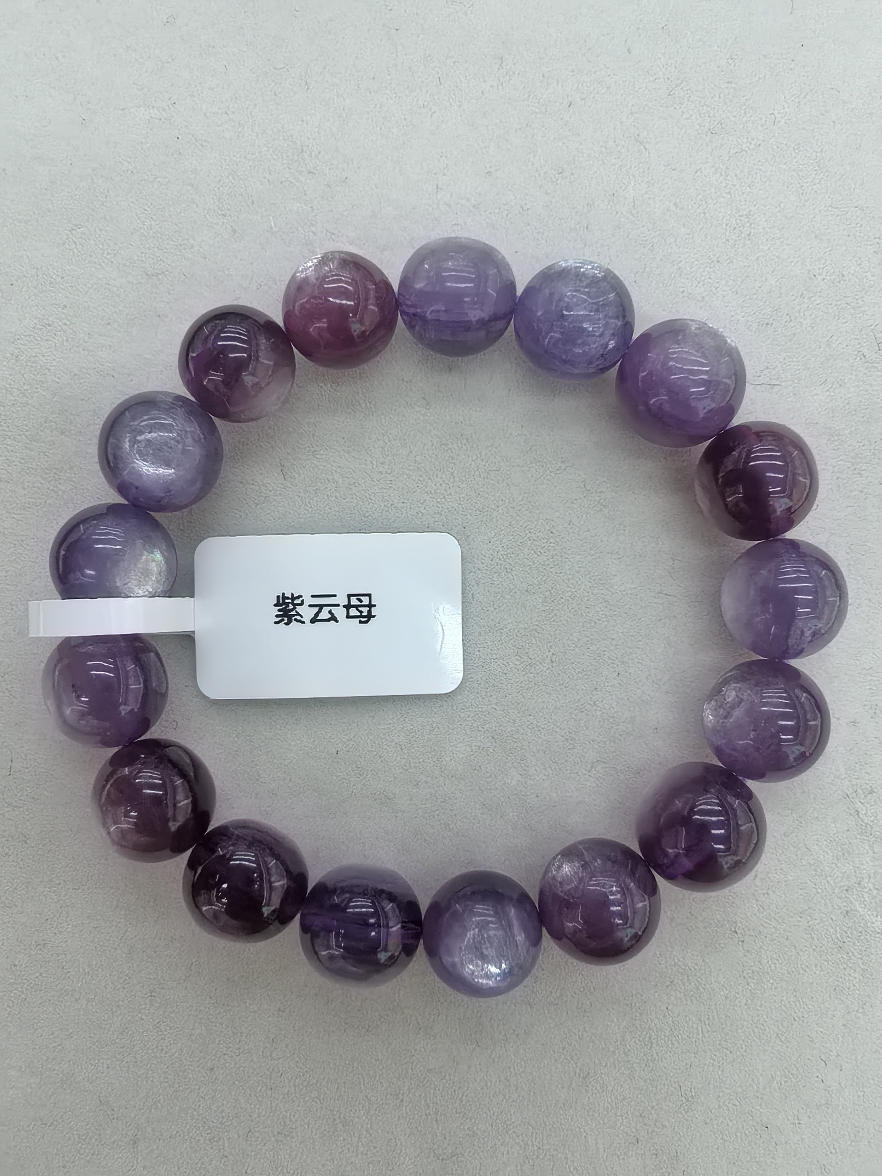 紫云母，被誉为“社交之石”，这种宛如梦境般的宝石，它的魅力并不仅仅局限于它的名称。