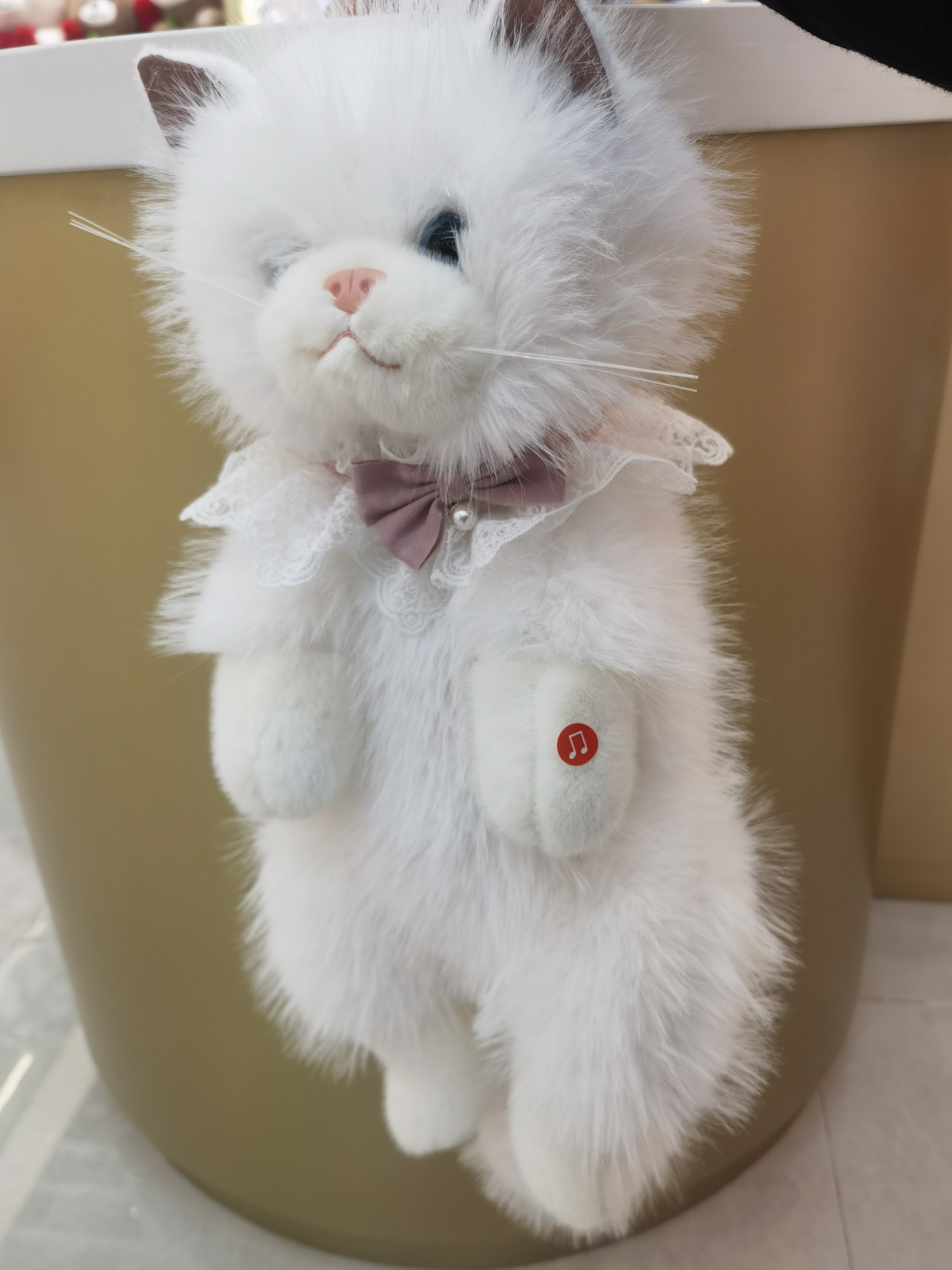A 35CM cute white cat doll, wearing a lace bow tie and holding a music symbol, is so adorable!