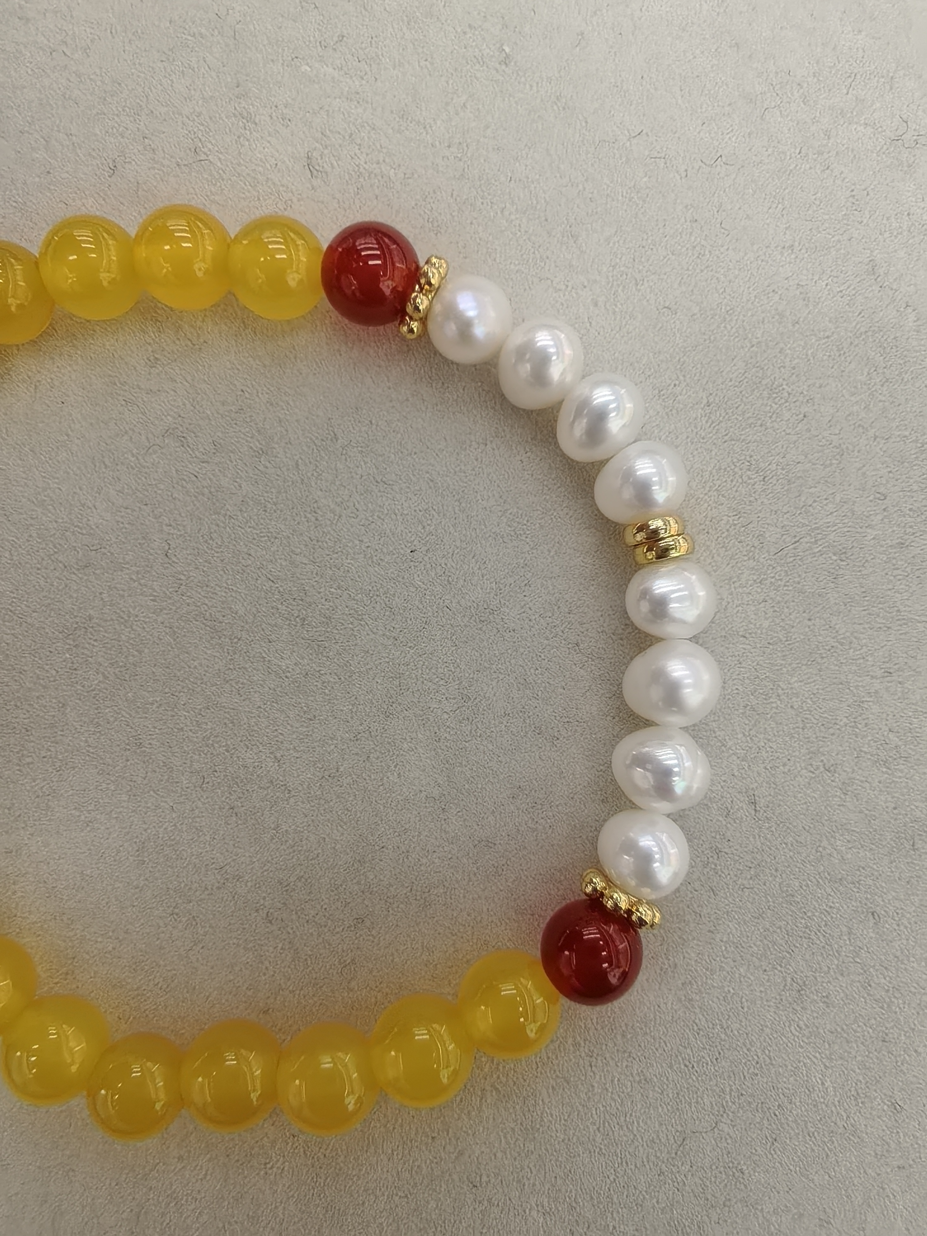 黄玛瑙红玛瑙珍珠，黄玛瑙是一种黄色的玛瑙石 常被用来制作各种饰品，它被认为是一种带来好运和财富的宝石细节图