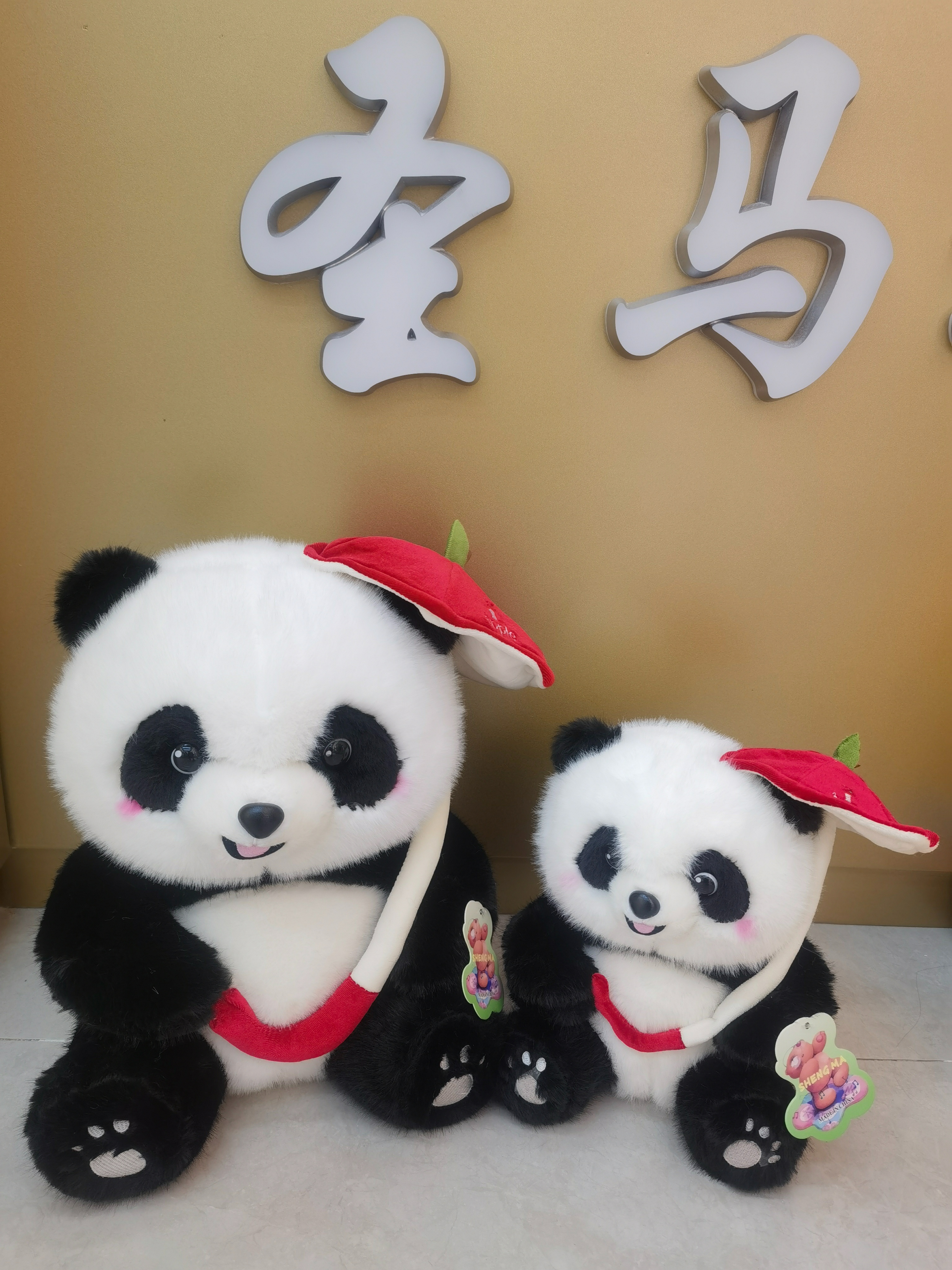 A 35CM cute panda doll makes its debut, with a red umbrella on its head, full of cuteness!
