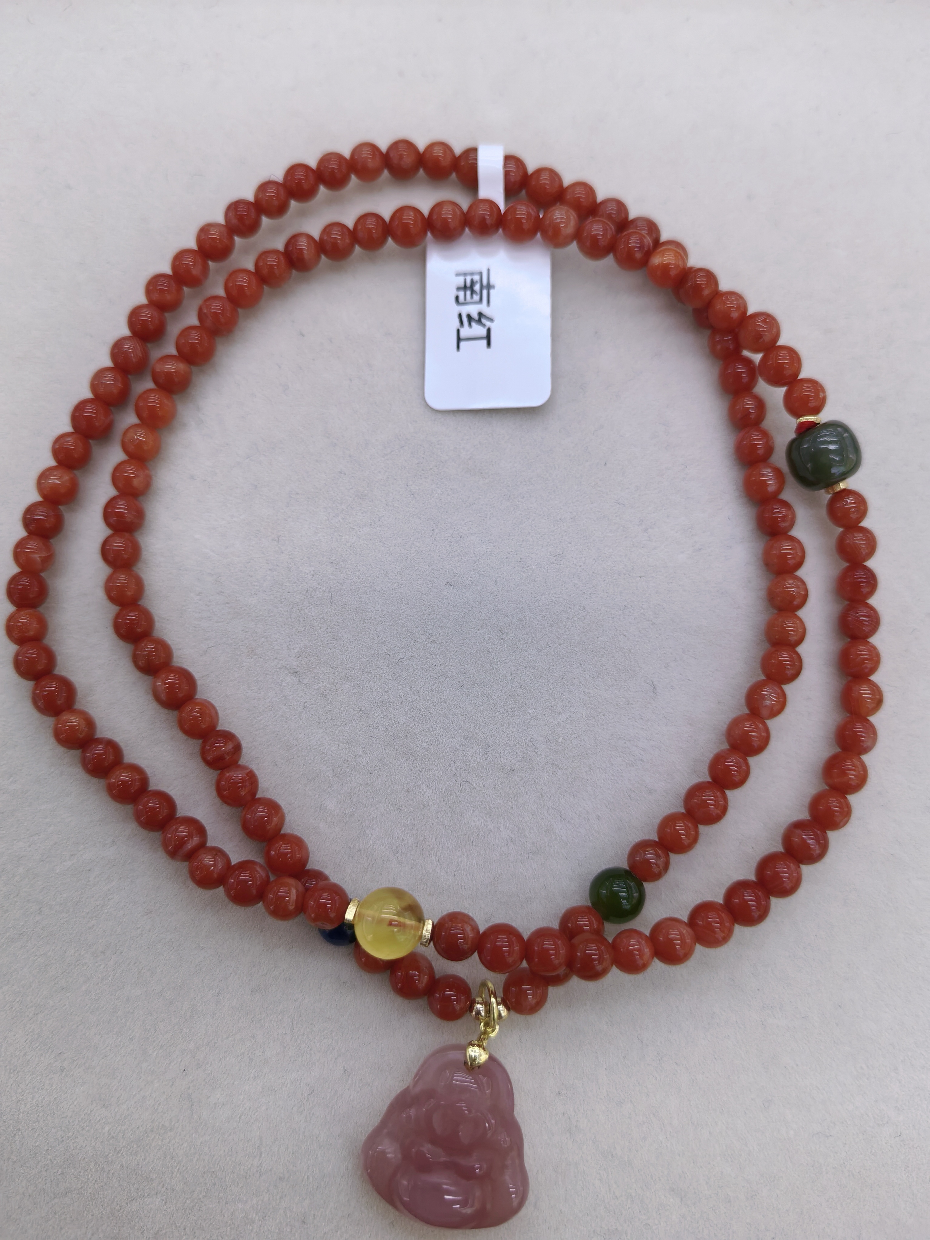 红玉凝韵千秋色，岁月沉香映心间。
一块南红，承载着古老的故事与深情。
