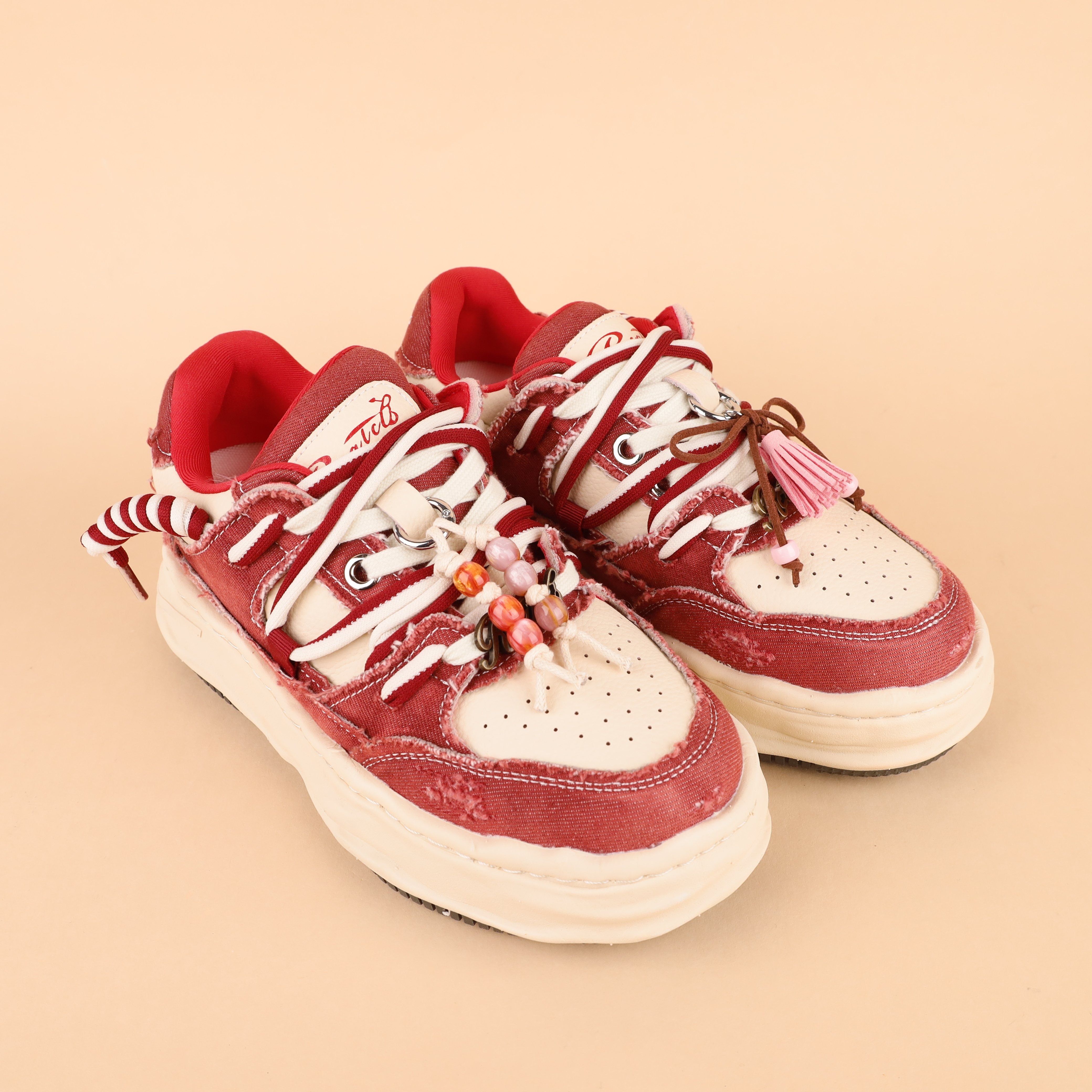 红色帆布鞋配珠饰流苏，时尚又俏皮，潮流新宠！