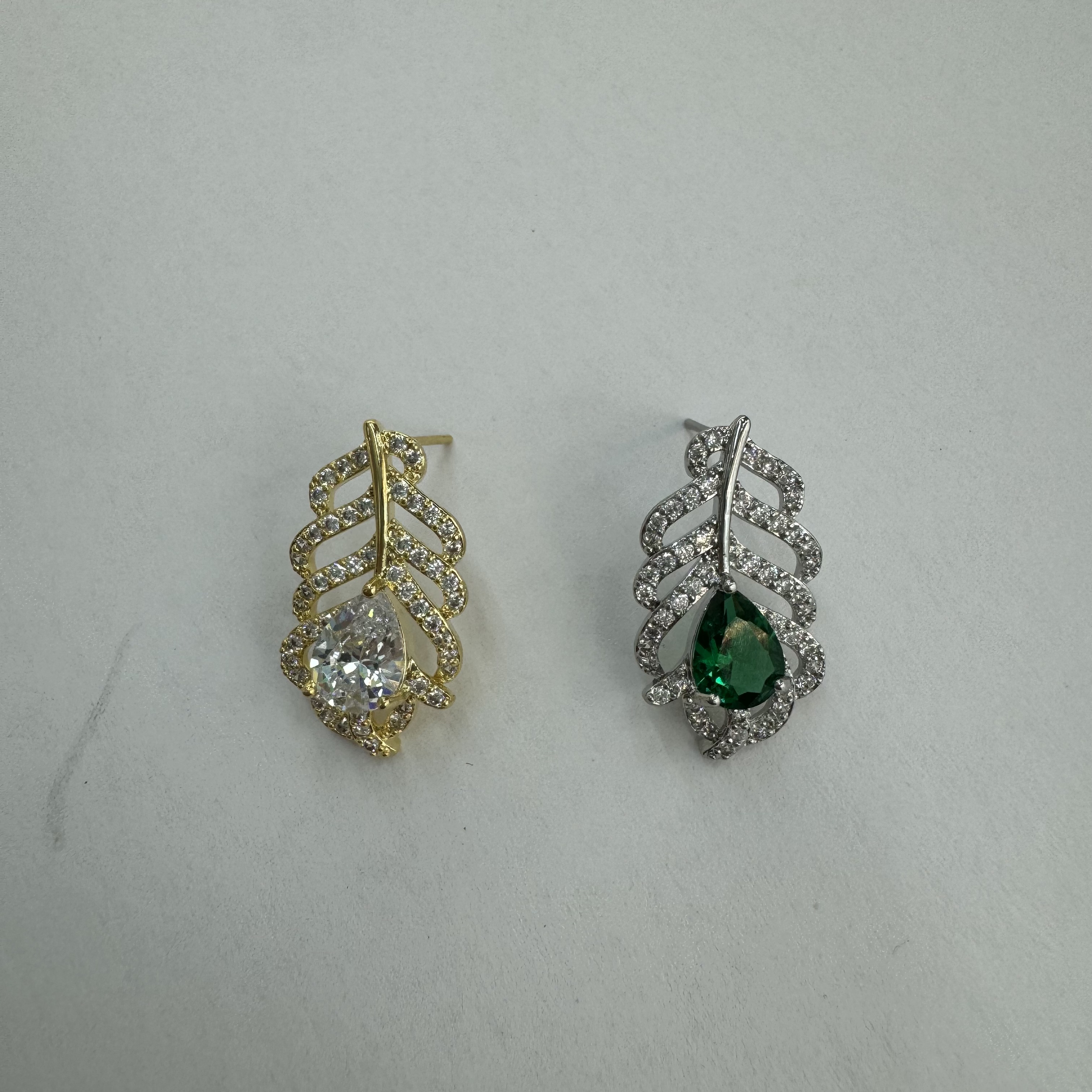In 2025, the new Waka Mi model features a versatile, elegant and exquisite leaf-shaped design, with classic and fashionable accents and sparkling zircon ear studs Item Picture