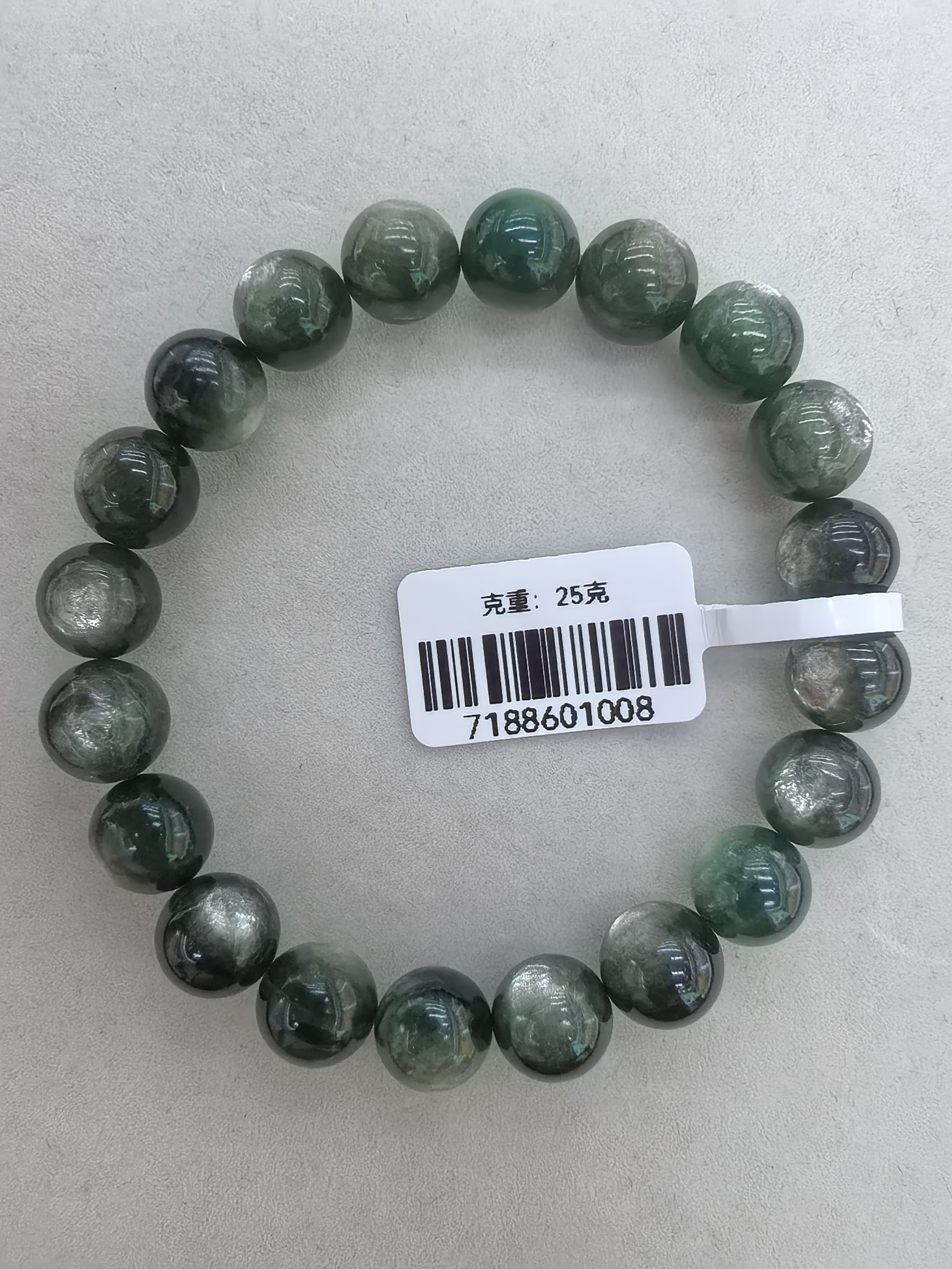 绿云母主要结晶成单斜晶系，晶体呈假六方薄片状、鳞片状、板状，有时呈假六方柱状。产品图