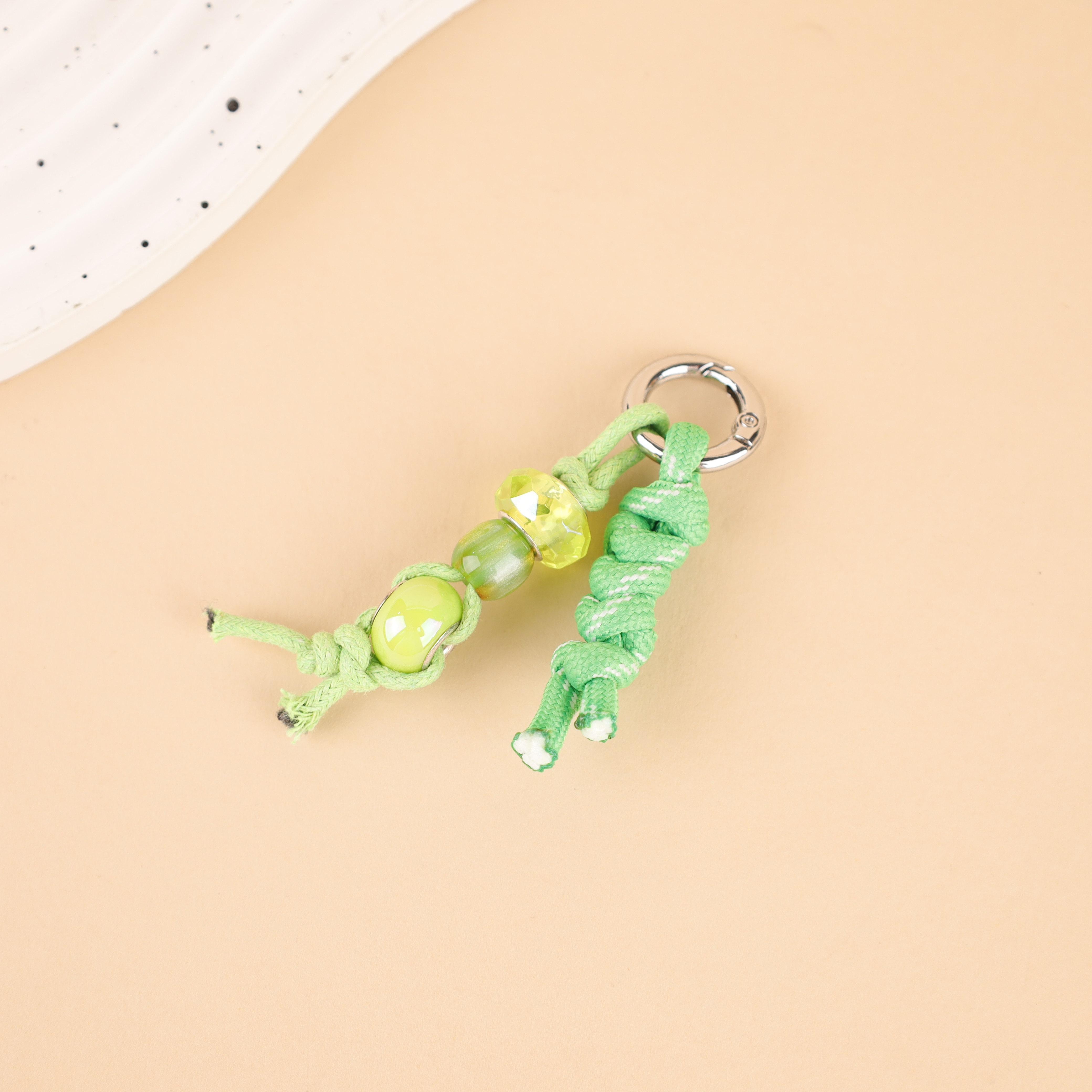 清新绿绳编织钥匙扣，搭配晶莹珠饰，简约时尚，点亮日常小确幸。
