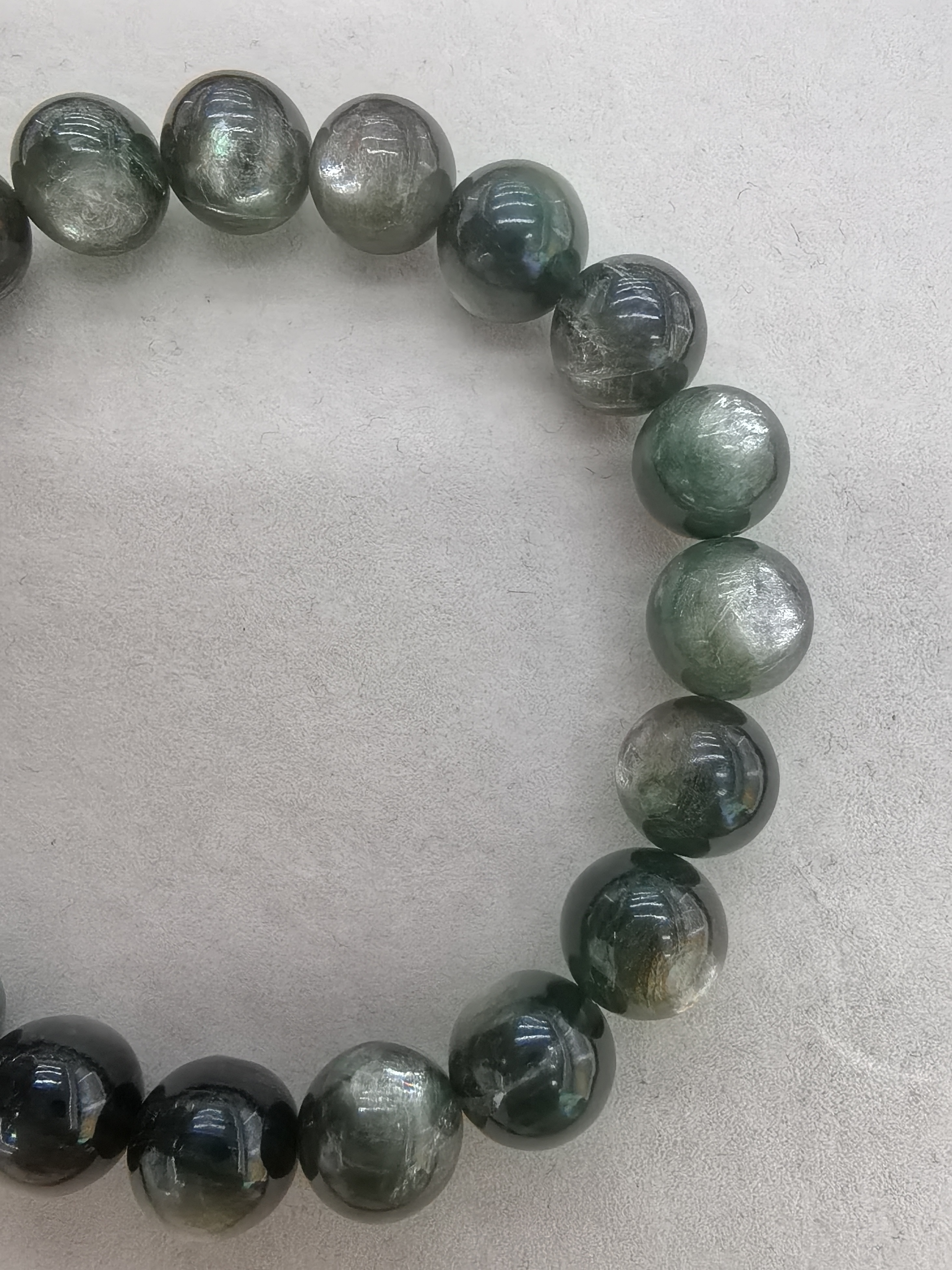 绿云母主要结晶成单斜晶系，晶体呈假六方薄片状、鳞片状、板状，有时呈假六方柱状。细节图