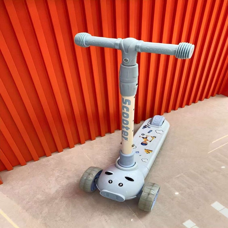 萌趣儿童滑板车，蓝色卡通设计，安全又好玩！产品图