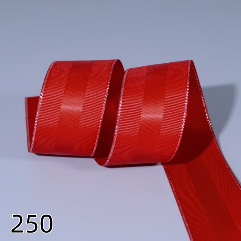 شريط ملفوف من الحرير من الفضة، ملفوف بأقواس ملونة من أغلفة الهدايا Item Picture