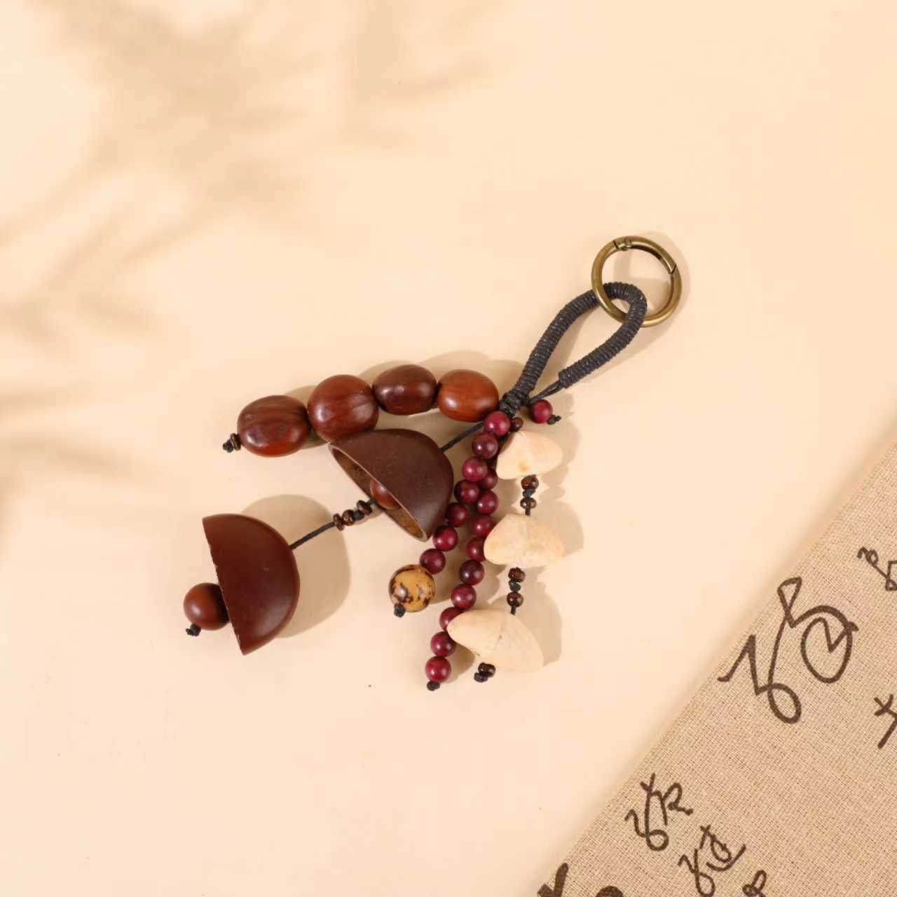 手工风铃挂饰，天然木珠与贝壳点缀，古朴雅致，适合家居装饰。