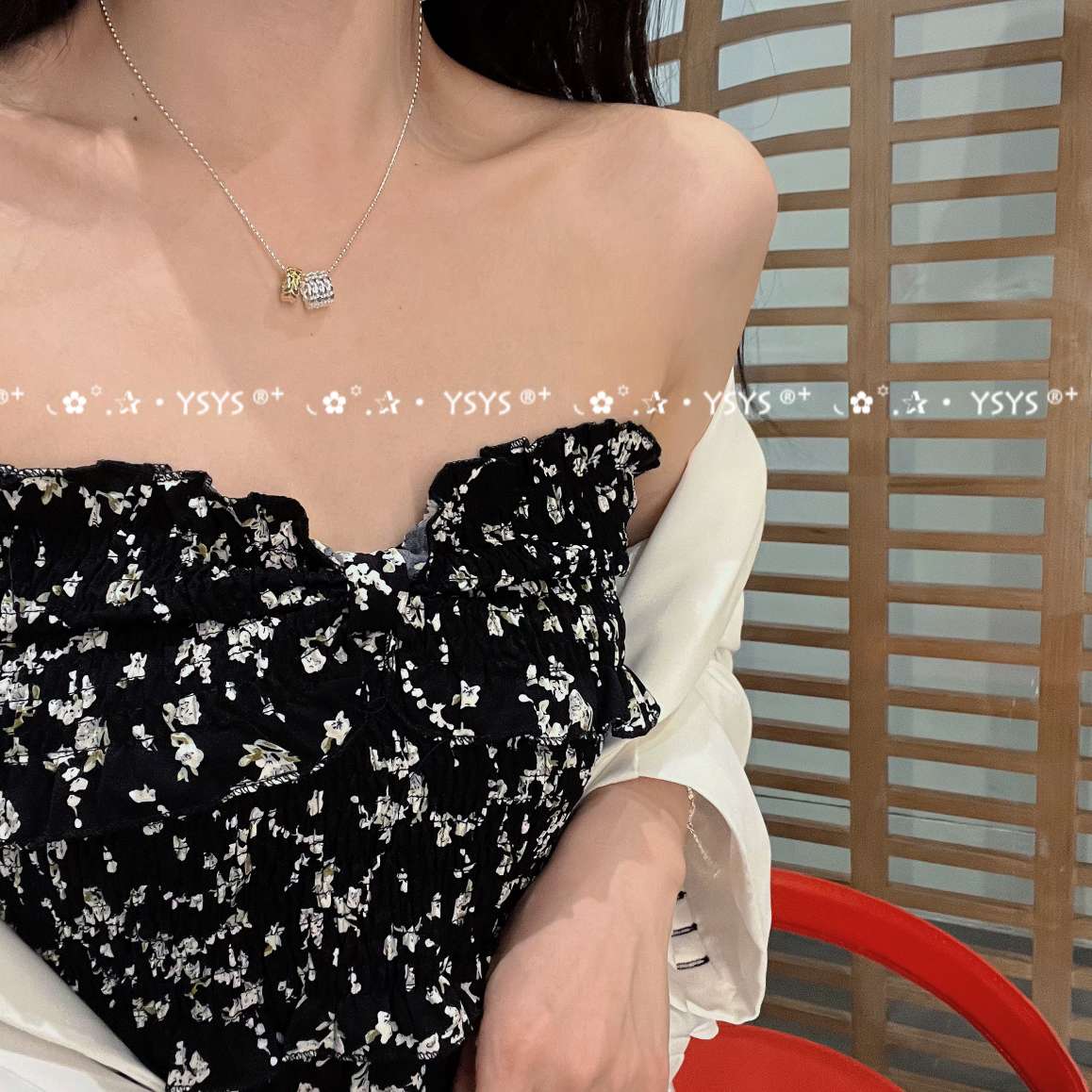 This pure silver two-color pendant necklace is a simple, fashionable, trendy and versatile design details Picture