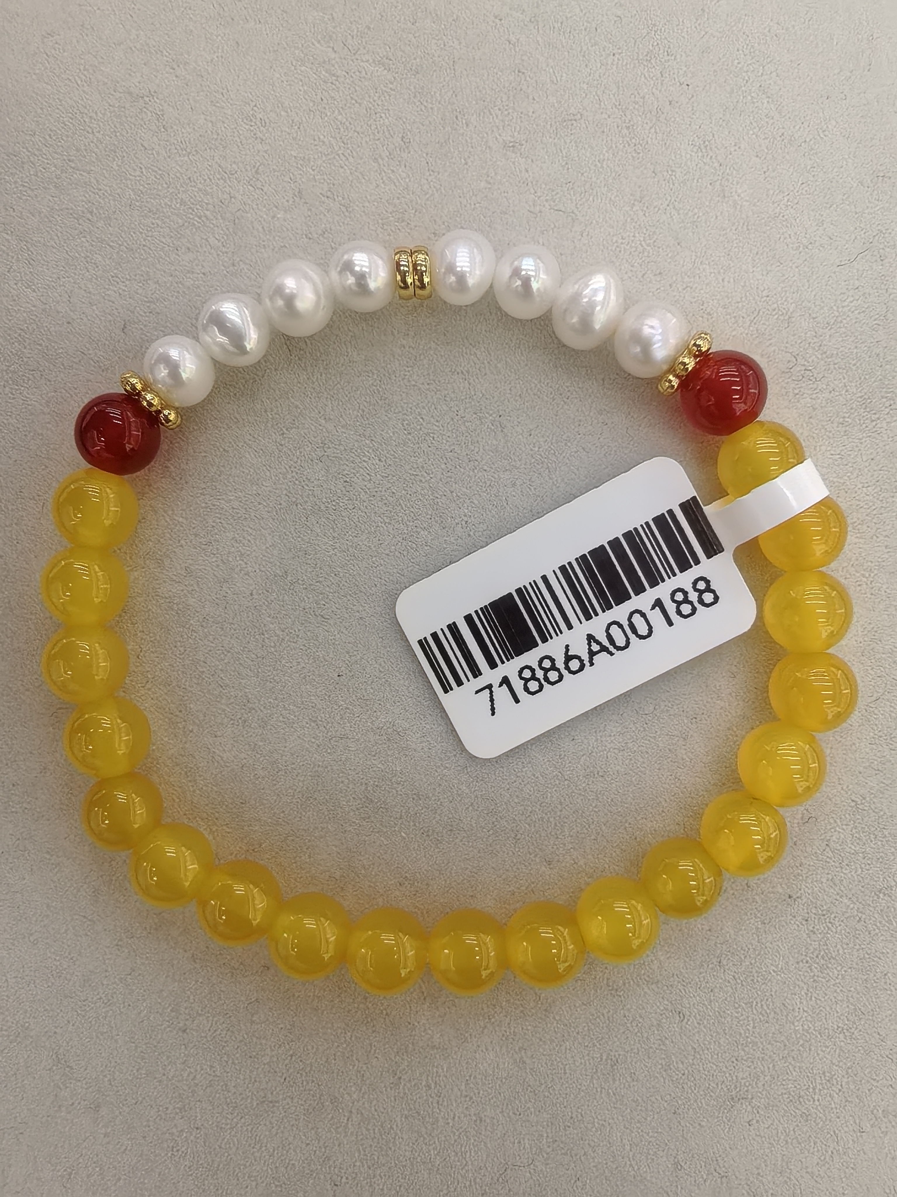 黄玛瑙红玛瑙珍珠，黄玛瑙是一种黄色的玛瑙石 常被用来制作各种饰品，它被认为是一种带来好运和财富的宝石产品图