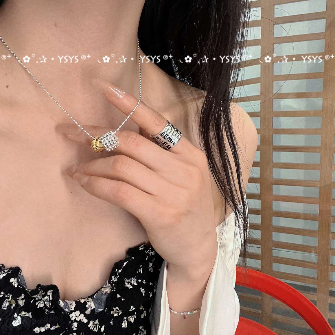 This pure silver two-color pendant necklace is a simple, fashionable, trendy and versatile design Specification image