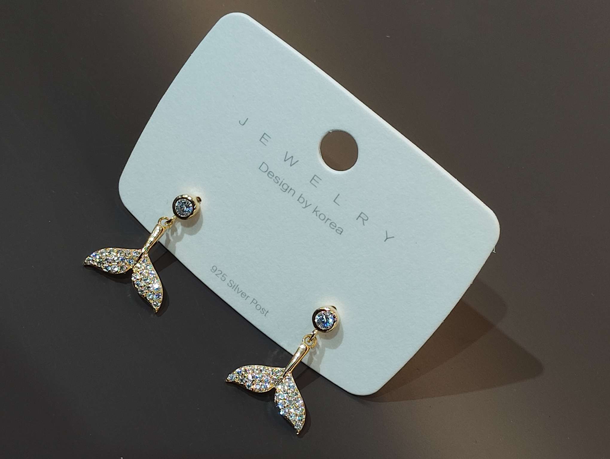 新谊来饰品东大门气质短款鱼尾耳钉女高级感镶钻耳环百搭耳饰