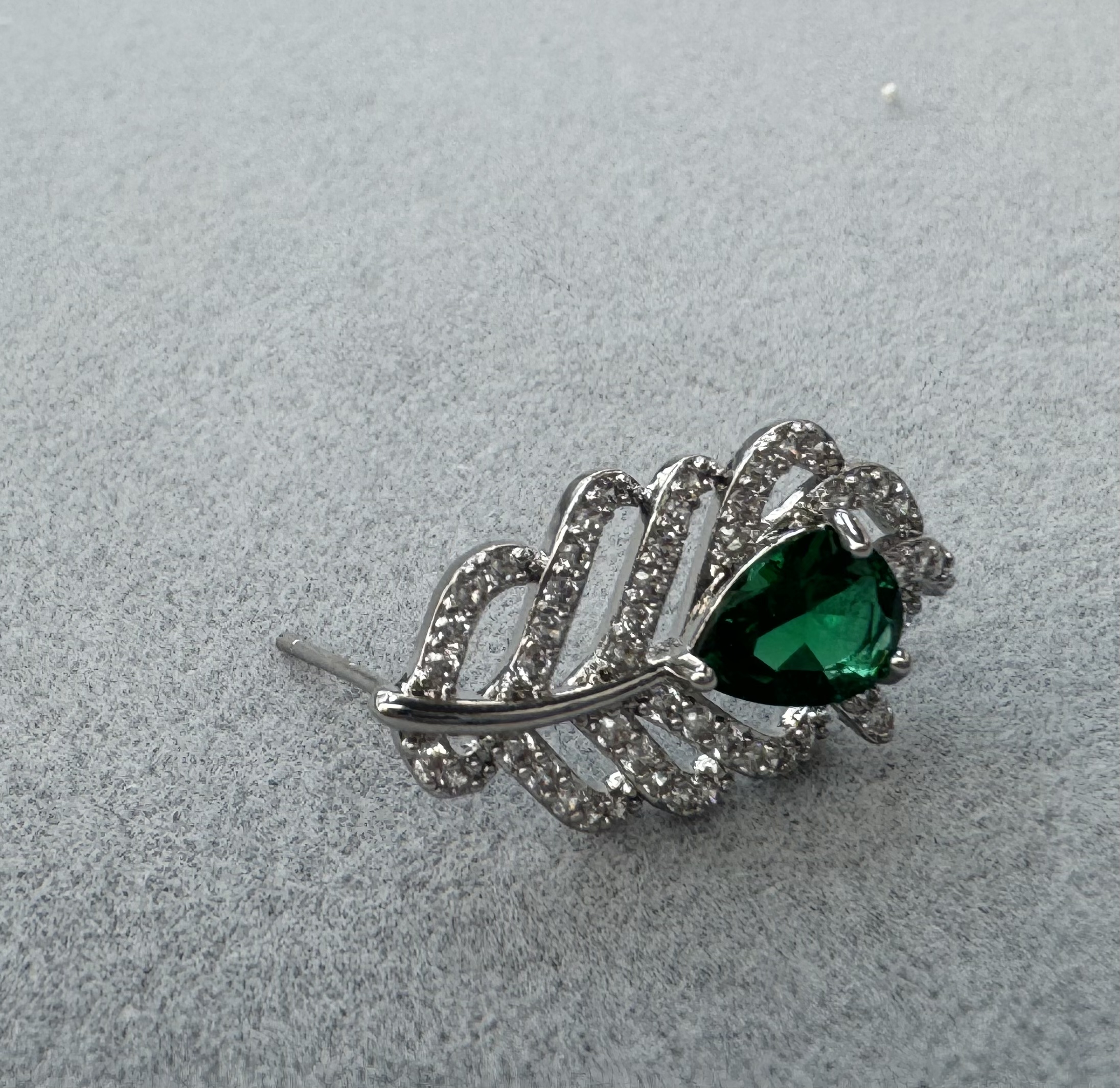 In 2025, the new Waka Mi model features a versatile, elegant and exquisite leaf-shaped design, with classic and fashionable accents and sparkling zircon ear studs Application Scenario