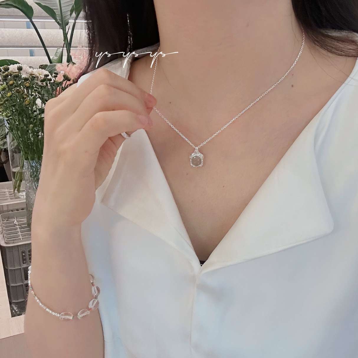 This pure silver necklace is a simple, fashionable, trendy and versatile design. Give it to your friends details Picture